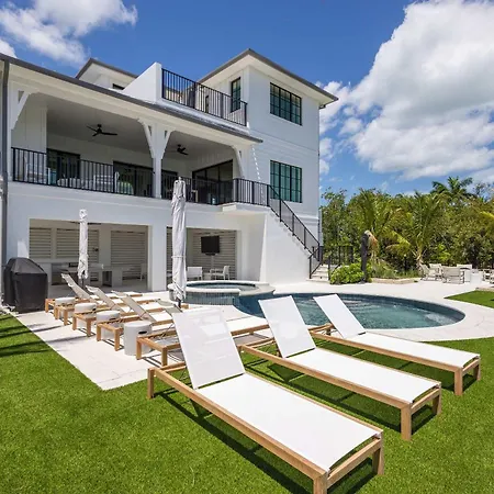 Villa Parking Pool Dock - Starboard House